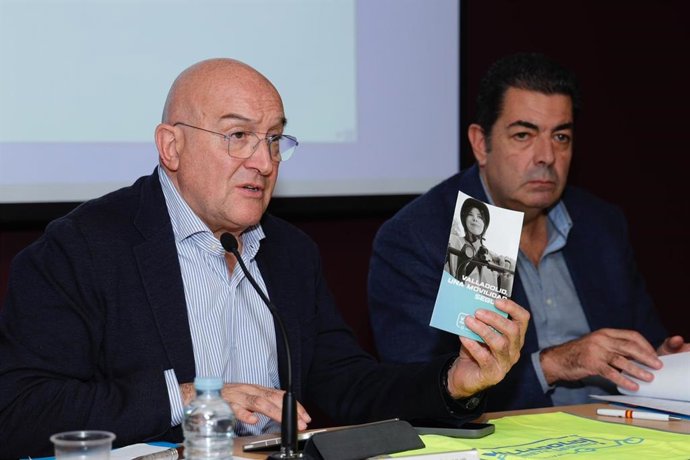 El alcalde de Valladolid, Jesús Julio Carnero, muestra el díptico de la campaña 'Valladolid: patinete seguro' en la rueda de prensa que ha ofrecido.