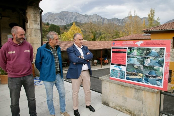 El consejero de Fomento, Roberto Media, junto al alcalde de Cillorigo de Liébana, Jesús Cuevas, en la visita al municipio