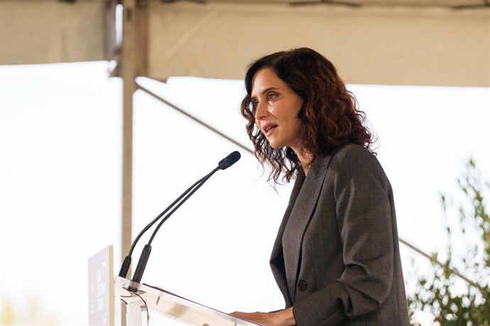 La presidenta de la Comunidad de Madrid, Isabel Díaz Ayuso, ofrece declaraciones durante una visita a las obras de la Ciudad de la Justicia en el barrio madrileño de Valdebebas