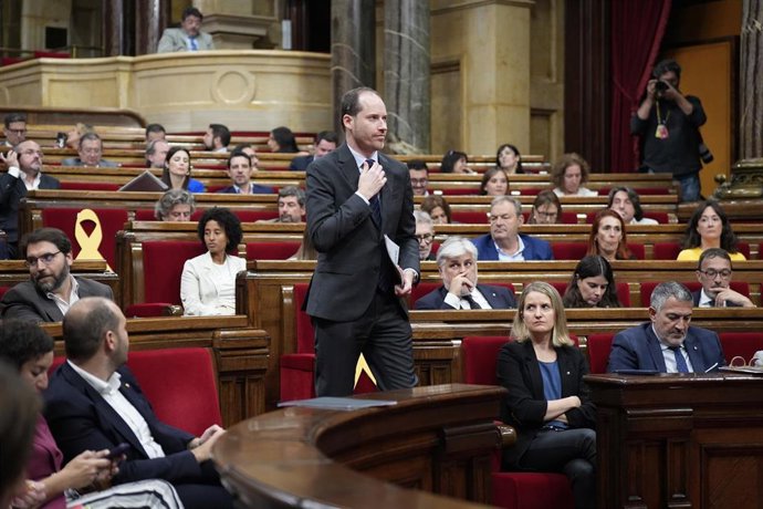 El portavoz del PP del Parlament, Juan Fernández, interviene durante la tercera jornada del Debate de Política General, en el Parlament de Catalunya, a 9 de octubre de 2025
