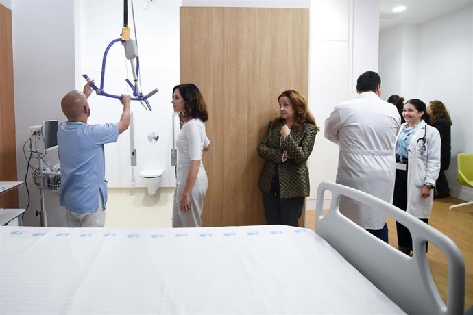La presidenta de la Comunidad de Madrid, Isabel Díaz Ayuso (2i), visita la nueva Unidad de media estancia del Hospital público Universitario Santa Cristina, a 4 de noviembre de 2025