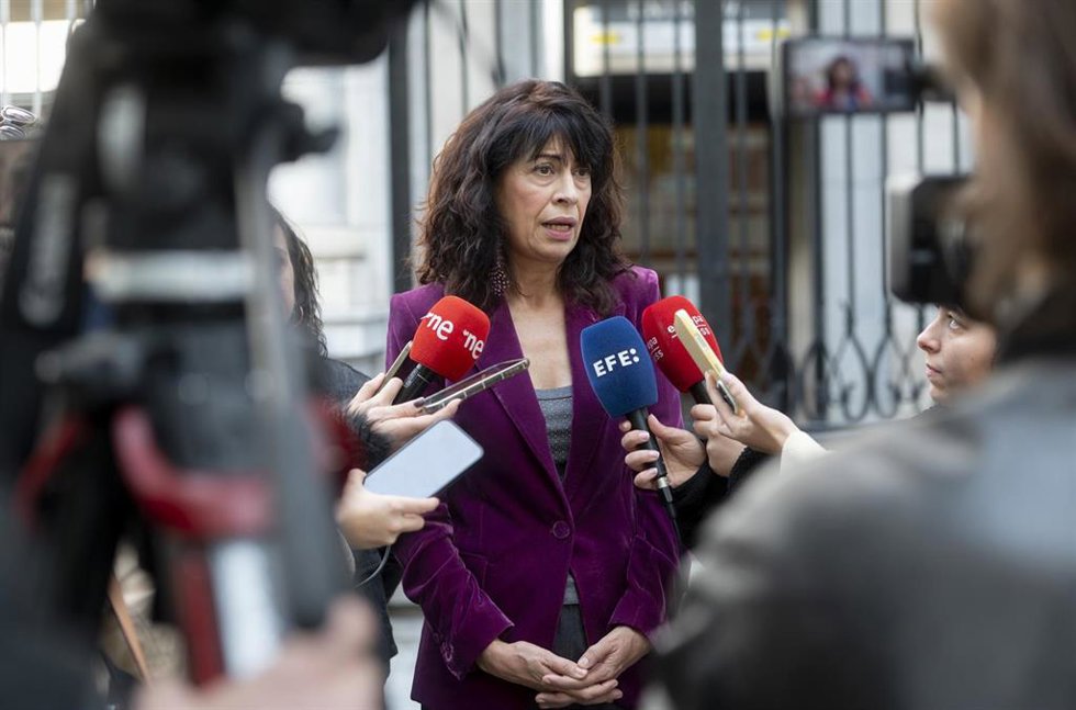 La ministra de Igualdad, Ana Redondo, atiende a los medios tras un minuto de silencio en repulsa por los últimos asesinatos machistas, en el Ministerio de Igualdad, a 4 de noviembre de 2025, en Madrid (España).