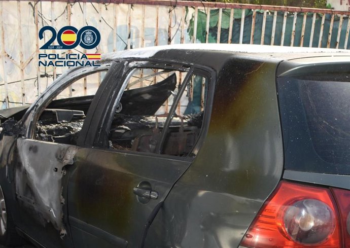 Vehículo quemado en Algeciras.