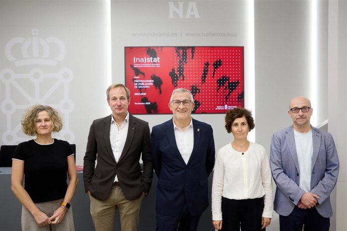 De izquierda a derecha, Marina Sagaseta, Pablo Cebrián, el vicepresidente Félix Taberna y Sandra Eraso, en la presentación de las proyecciones de Nastat hasta 2039.