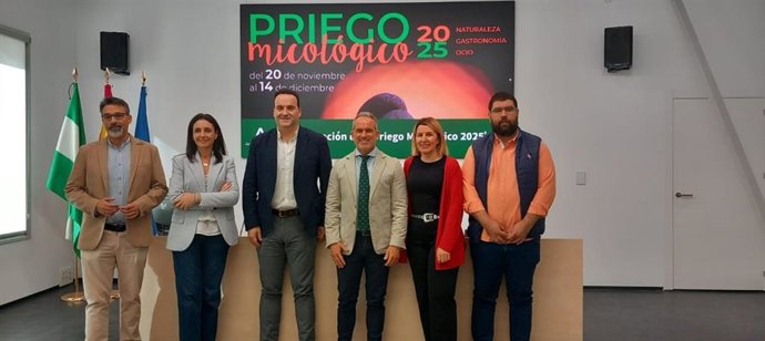El delegado de Sostenibilidad y Medio Ambiente de la Junta de Andalucía en Córdoba, Rafael Martínez (tercero por la dcha.), y el alcalde de Priego de Córdoba, Juan Ramón Valdivia (cuarto), en la presentación de 'Priego Micológico'.