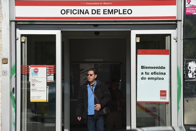 Archivo - Un hombre sale de una oficina de empleo