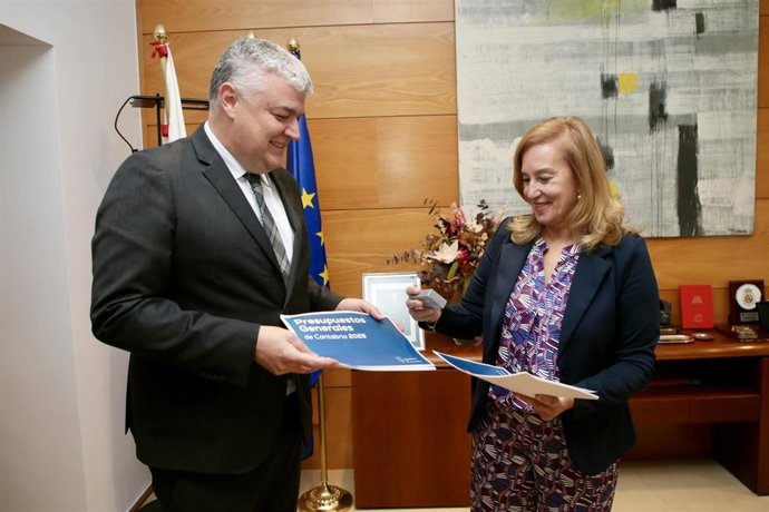 Foto de archivo. El consejero de Economía y Hacienda, Luis Ángel Agüeros, registra los presupuestos de 2026 en el Parlamento