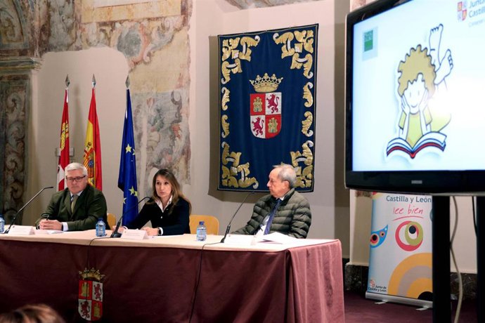 La Consejera De Educación, Rocío Lucas, Y El Presidente De La Fundación Miguel Delibes, Germán Delibes