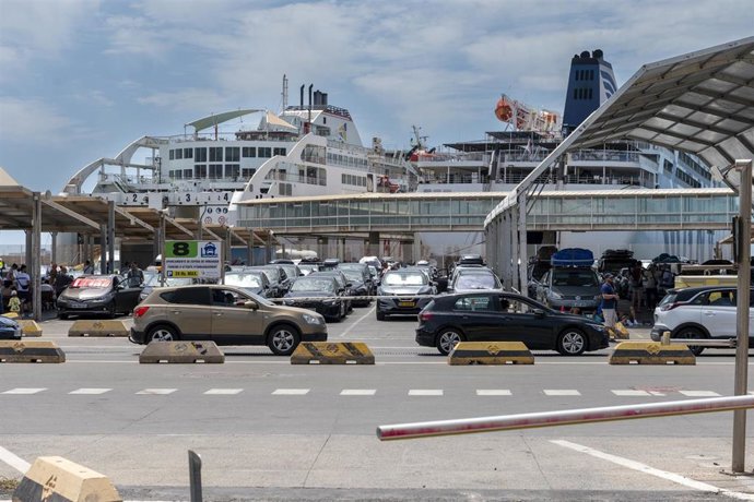 Archivo - Varios vehículos durante la operación salida de la Operación Paso del Estrecho (OPE) 2025 en el puerto de Almería, a 1 de agosto de 2025, en Almería, Andalucía (España). 