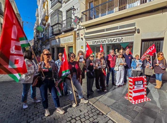Sindicatos informan en pleno centro de Sevilla de la convocatoria de huelga en el sector del comercio.