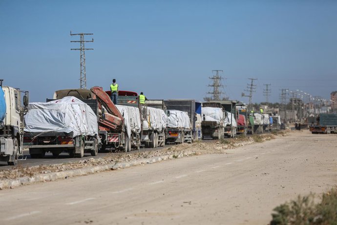 16 de outubro de 2025, fronteira de Kerem Shalom, Faixa de Gaza, Território Palestino: Caminhões transportando ajuda alimentar e combustível, acompanhados por uma equipe das Nações Unidas, passaram pela passagem de fronteira de Kerem Shalom e chegaram à F