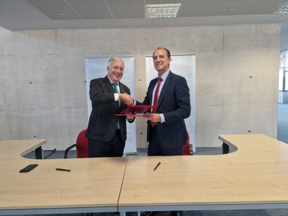 Los consejeros de Fomento, Vivienda, Logística y Cohesión Territorial, Octavio López, y de Sanidad, José Luis Bancalero, firman el contrato de arrendamiento para la nueva sede del Laboratorio Salud Pública.