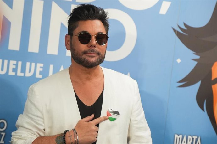 Archivo - El cantante Miguel Poveda posa en el photocall. Imagen de archivo.