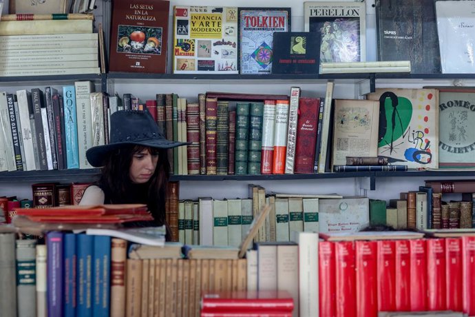 Archivo - Una mujer visita la Feria de Otoño del Libro Viejo y Antiguo de Madrid en el Paseo de Recoletos, a 1 de octubre de 2023, Madrid (España). Esta es la 33ª edición de esta feria que tendrá lugar hasta el 15 de octubre. Contará con la participación 
