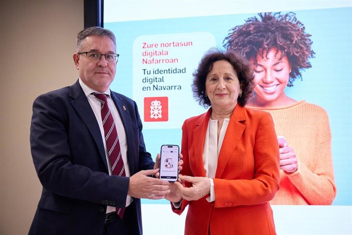 Los consejeros Maeztu y García presentan la app para el acceso facial a los trámites de la administración.