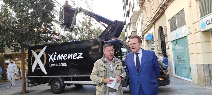 El delegado de Infraestructuras, Miguel Ruiz Madruga, y el delegado de Fiestas y Tradiciones, Julián Urbano, en la calle Cruz Conde, junto a un camión de Iluminaciones Ximénez.