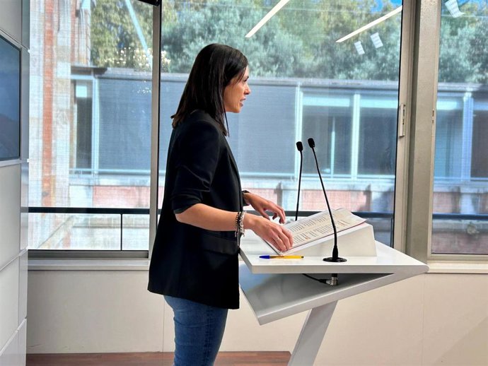 La portavoz del PSC en el Parlament, Elena Díaz, en una rueda de prensa
