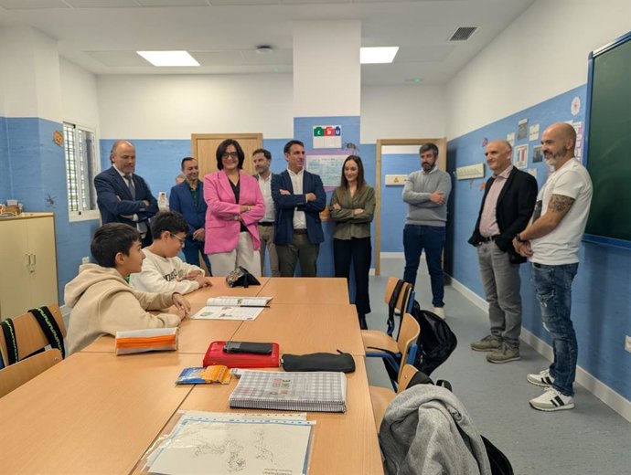 La delegada territorial de Desarrollo Educativo y Formación Profesional y de Universidad, Investigación e Innovación de la Junta en Granada, María José Martín, a la izquierda en la imagen, en su visita al instituto Alhendín