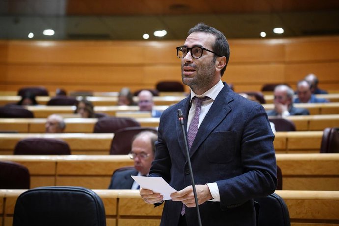 El ministro de Economía, Comercio y Empresa, Carlos Cuerpo, interviene durante una sesión de control al Gobierno en la Cámara Alta, a 21 de octubre de 2022, en Madrid (España).