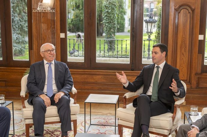 El lehendakari, Imanol Pradales (d), y el presidente de la Comunidad de Aglomeración de Iparralde, Jean-René Etchegaray (i)
