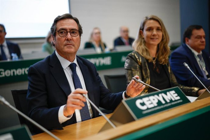 El presidente de CEOE, Antonio Garamendi, y la presidenta de Cepyme, Ángela de Miguel. 