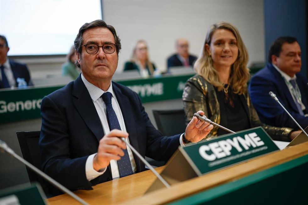 El presidente de CEOE, Antonio Garamendi, y la presidenta de Cepyme, Ángela de Miguel. 