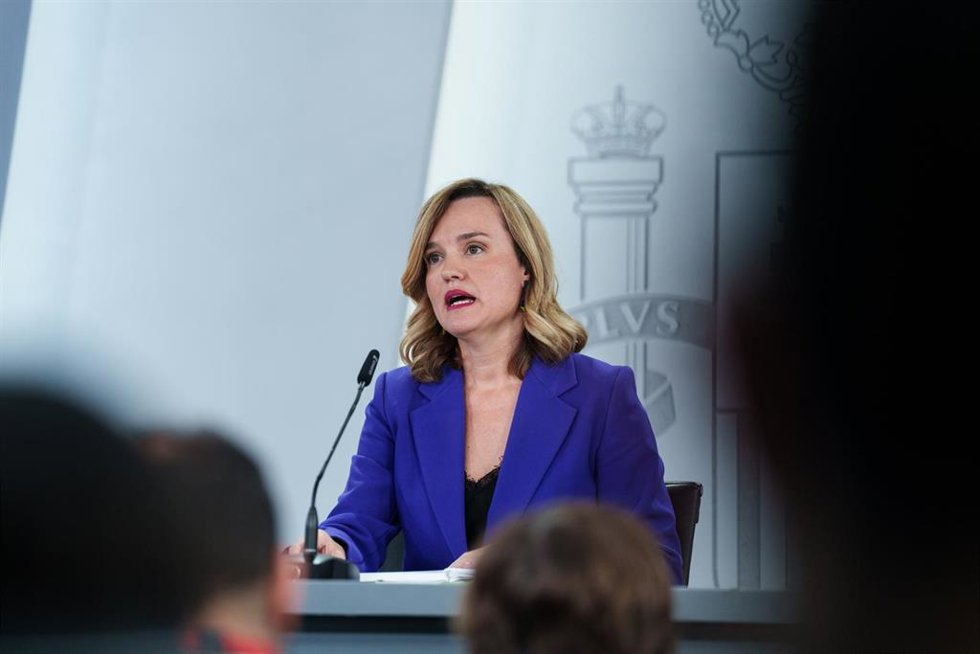 La ministra de educación, formación profesional, y deportes, Pilar Alegría, durante la rueda de prensa posterior al Consejo de Ministros en el Palacio de la Moncloa, a 4 de noviembre de 2025, en Madrid (España).