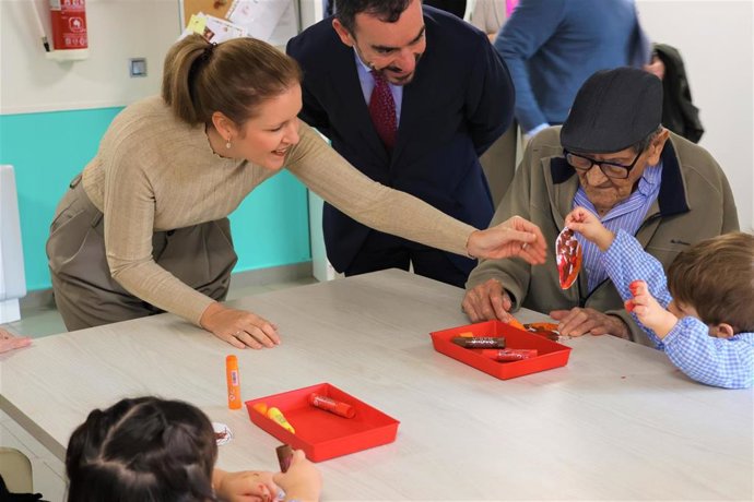 La consejera de Familia, Juventud y Asuntos Sociales, Ana Dávila, visita una residencia de mayores donde se integra un programa de escuelas infantiles