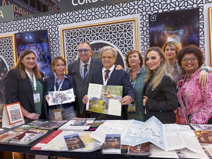 El presidente de la Diputación, Salvador Fuentes (centro); el consejero de Turismo, Arturo Bernal; la delegada de Turismo en Diputación, Narci Ruiz, y la responsable de Turismo del Ayuntamiento de Córdoba, Marian Aguilar, en la World Travel Market.