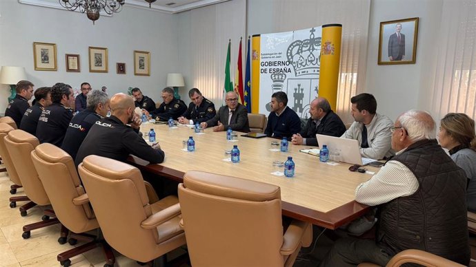 Reunión sobre el dispositivo de seguridad para el partido entre el Real Jaén y el Linares Deportivo.