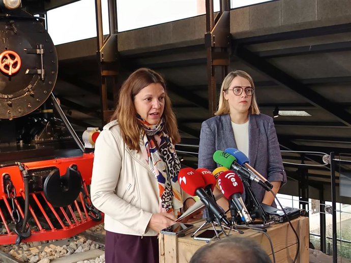 La directora del Instituto para la Transición Justa (ITJ), Judit Carreras (derecha) y la directora general de Ciuden, Yasodhara López (izquierda) en la presentación de la Red de Destinos Turísticos del Carbón en Ponferrada (León)