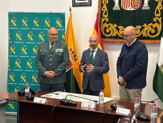 El subdelegado del Gobierno, Javier Salas; el coronel jefe de la Guardia Civil, Roberto Blanes, y el alcalde de Cártama, Jorge Gallardo.