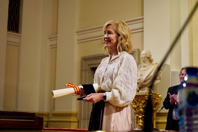 La presidenta directora-general de la Fábrica Nacional de Moneda y Timbre-Real Casa de la Moneda (FNMT-RCM), Isabel Valldecabres, ha recibido el galardón de manos del director de la Academia, Tomás Marco.