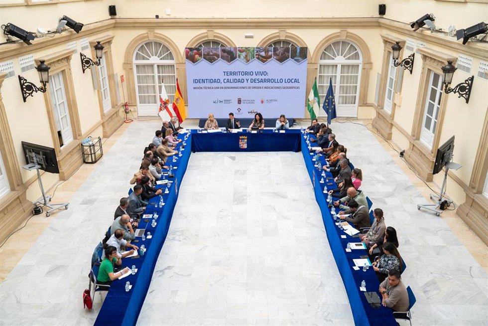La delegación de la Unión Iberoamericana de Municipios (UIM), durante la recepción celebrada en el Patio de Luces de la Diputación Provincial para analizar el Modelo Almería y la marca Sabores Almería.