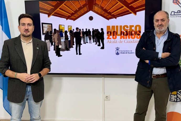 El concejal de Cultura de Alcalá, Christopher Rivas, con el artista local Javier Hermida, autor del nuevo logotipo del Museo.