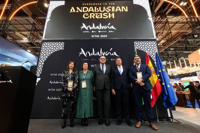 El consejero de Turismo y Andalucía Exterior de la Junta de Andalucía, Arturo Bernal, en el 'stand' andaluz de la World Travel Market de Londres.