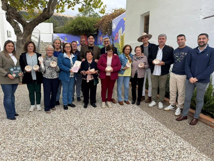 El secretario general del PSOE de Málaga, Josele Aguilar junto a alcaldes de la Axarquía en Alfarnatejo