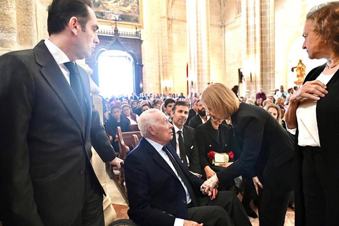 La alcaldesa de Jerez de la Frontera (Cádiz), María José García-Pelayo, en el funeral del torero Rafael de Paula en la iglesia de Santiago