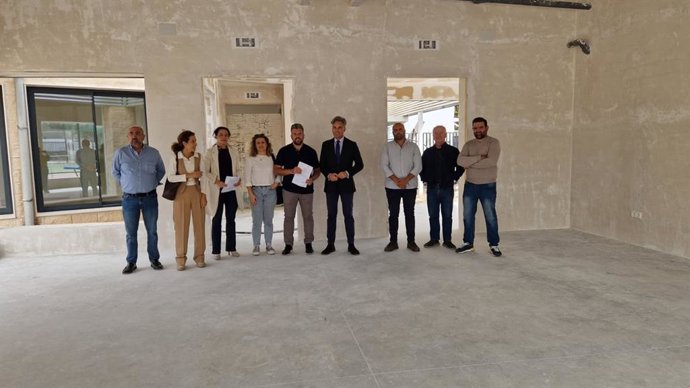 El delegado de Infraestructuras, Sostenibilidad y Agricultura de la Diputación de Córdoba, Andrés Lorite (cuarto por la dcha.), en su visita a Palenciana.