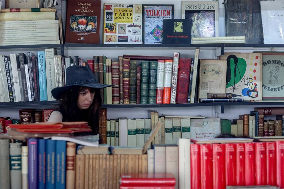 Archivo - Una joven comprando libros, foto de archivo.