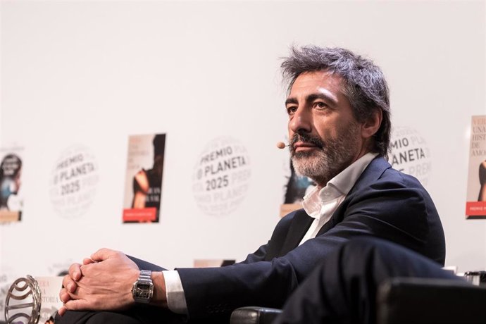 El ganador del Premio Planeta 2025, Juan del Val, durante la presentación de las novelas ganadora y finalista del Premio Planeta 2025, en el Instituto Cervantes de Madrid, a 4 de noviembre de 2025, en Madrid (España). Las novelas ‘Vera, una historia de am