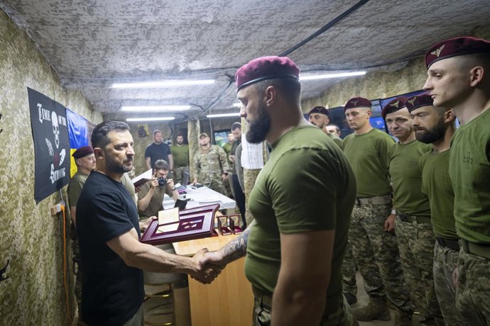 Archivo - August 6, 2025, Kursk, Kursk Oblast, Ukraine: Ukrainian President Volodymyr Zelenskyy, left, presents the Order of the Golden Star to Hero of Ukraine medal to Captain Mykola Stryhunov, right, with the 80th Halytska Separate Air Assault Brigade d
