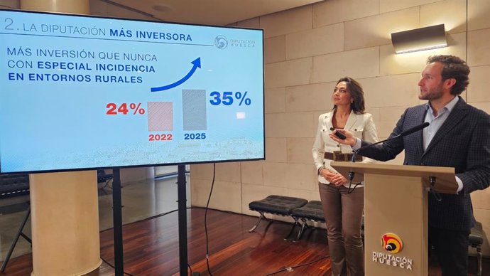 El presidente de la DPH, Isaac Claver, y la vicepresidenta, Celsa Rufas, explican las inversiones en la provincia.