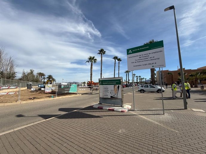 Operarios y maquinaria trabajan en las obras de urbanización de la zona de ampliación del Hospital La Inmaculada, en Huércal-Overa (Almería).