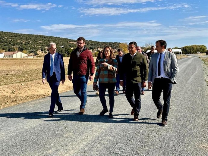 González Corral )C) en la visita a las obras en caminos rurales de Muñogalindo, en Ávila.