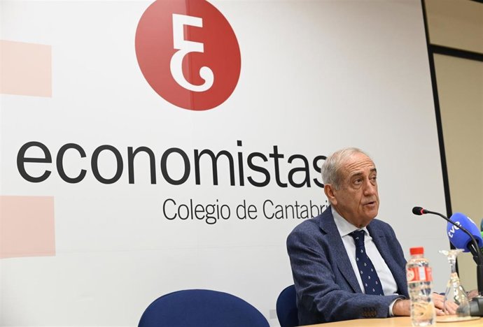 Archivo - El decano-presidente del Colegio de Economistas de Cantabria, Fernando García.