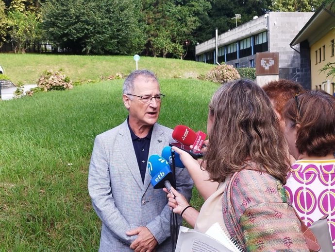Archivo - El rector de la EHU, Joxerramon Bengoetxea, atiende a los medios en San Sebastián.