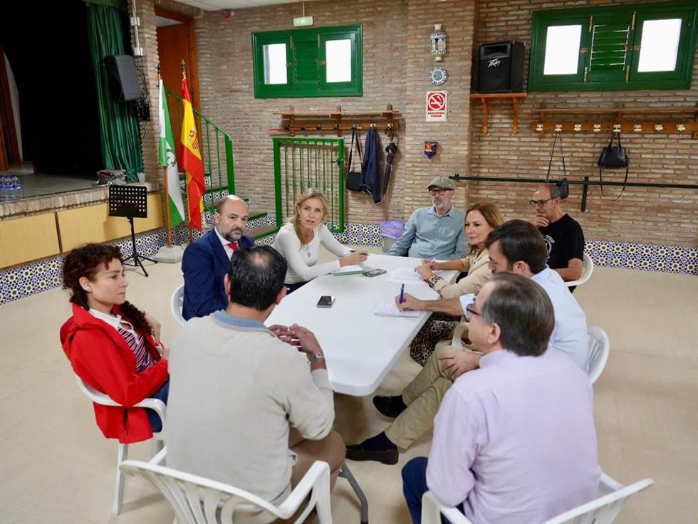 Reunión de la portavoz del grupo municipal Vox en el Ayuntamiento de Sevilla, Cristina Peláez, con vecinos de Bellavista.