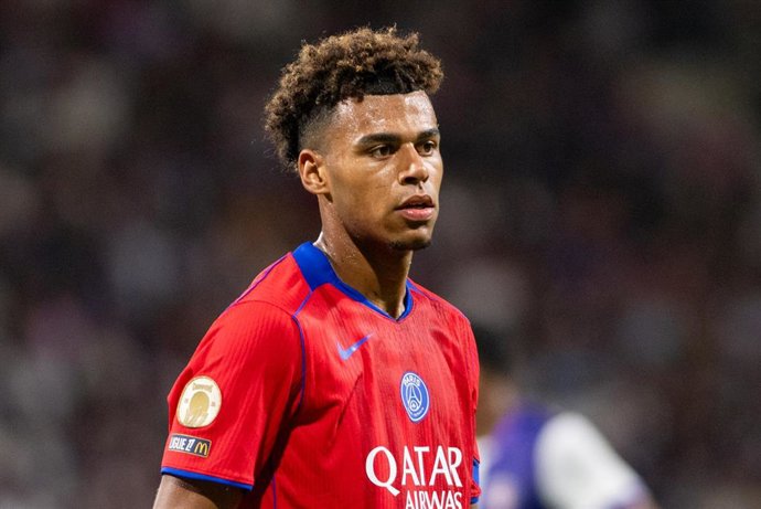 Archivo - El delantero francés del PSG Désiré Doué, ante el Toulouse FC.