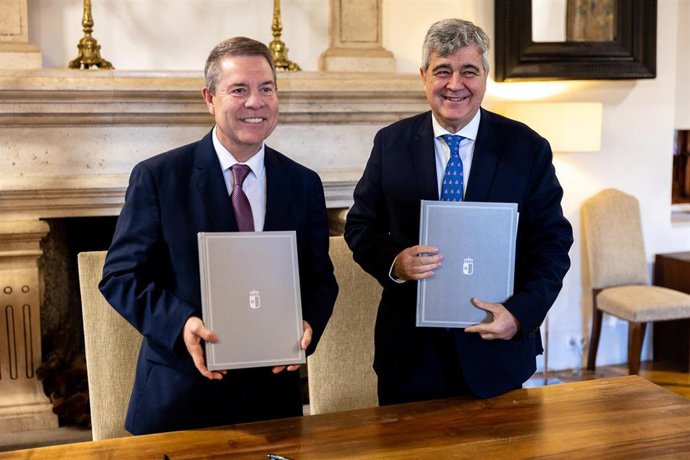 El presidente de la Junta de Comunidades de Castilla-La Mancha, Emiliano García-Page, y el director general de la Fundación 'la Caixa', Josep Maria Coronas.